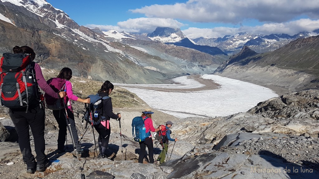 Camino del Glaciar Gorner, abajo el mismo glaciar y el fondo el Cervino cubierto